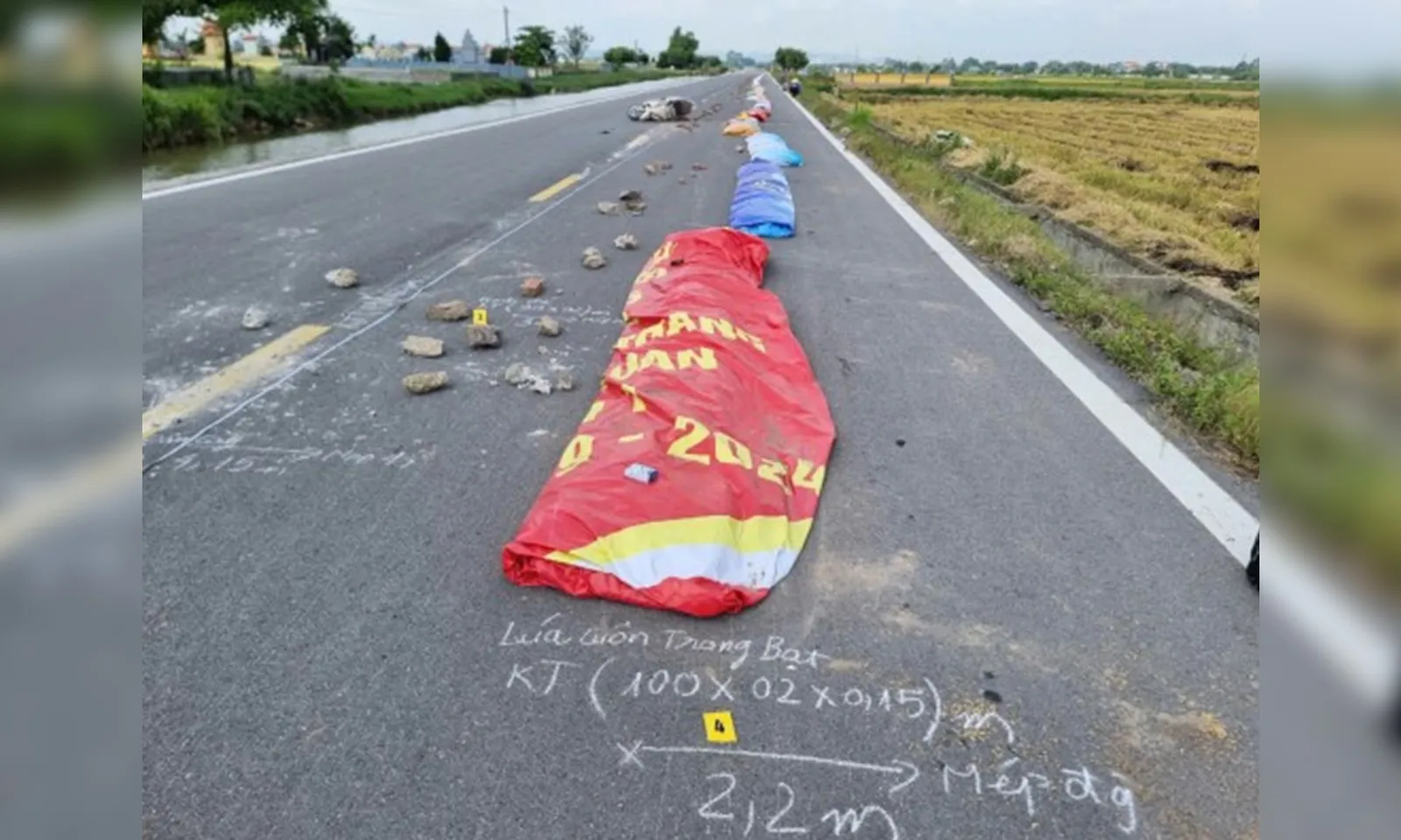 Khởi tố người phụ nữ phơi thóc trên đường khiến 1 người chạy xe máy tai nạn tử vong