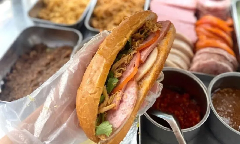 Bộ Y tế yêu cầu điều tra vụ nghi ngộ độc bánh mì ở TPHCM
