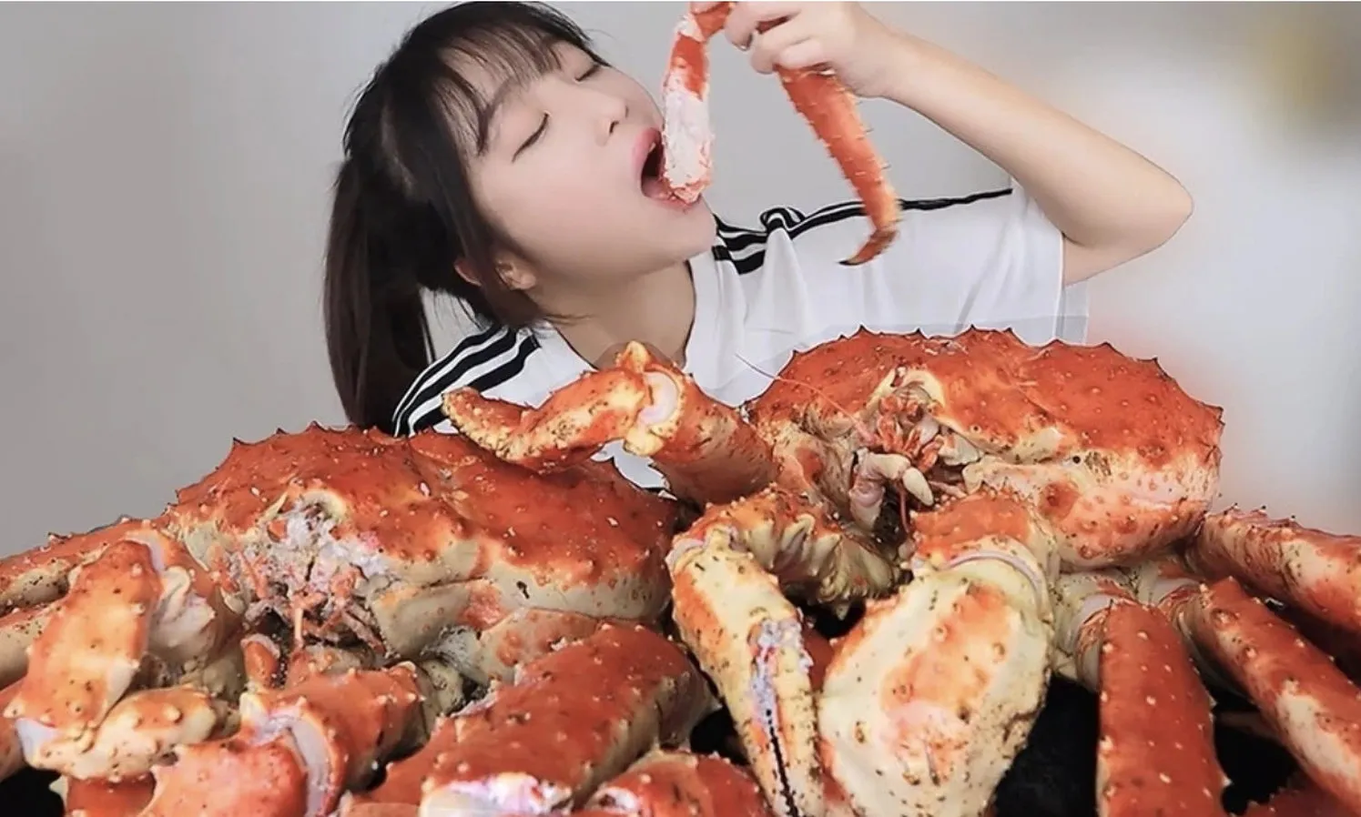 YouTuber “thánh mukbang” Tzuyang phải lắp răng giả vì ăn quá nhiều