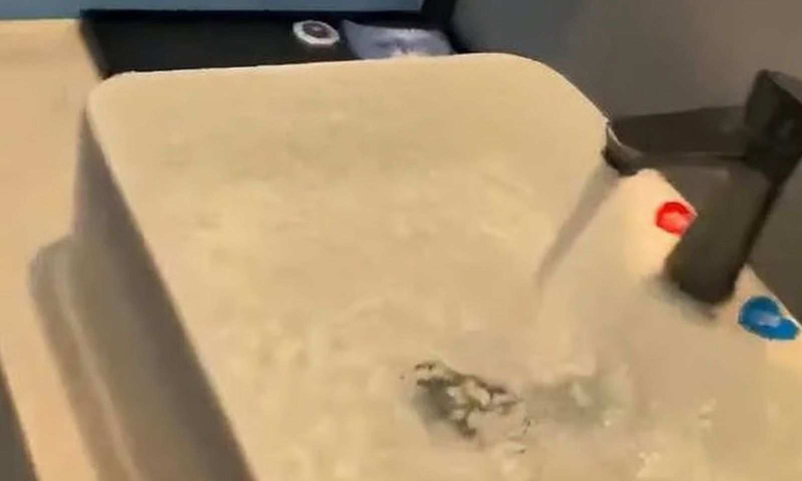 Khách cố ý xả nước gây ngập khách sạn phải bồi thường gần 30.000 nhân dân tệ