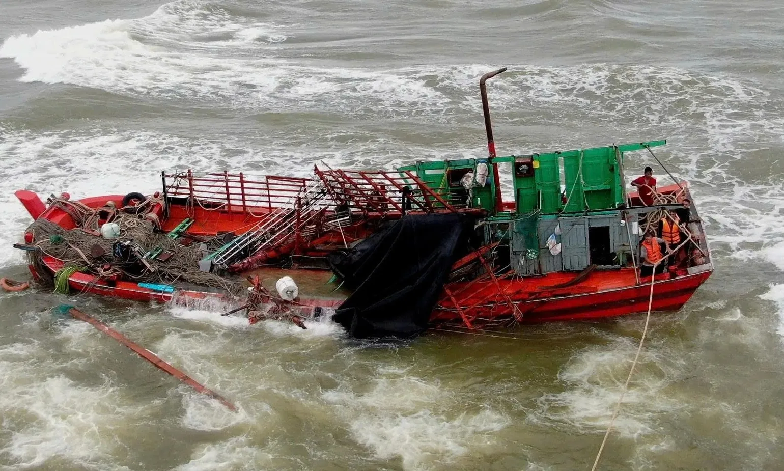 Cứu nạn thành công 8 thuyền viên bị chìm tàu gần cửa biển Nhật Lệ