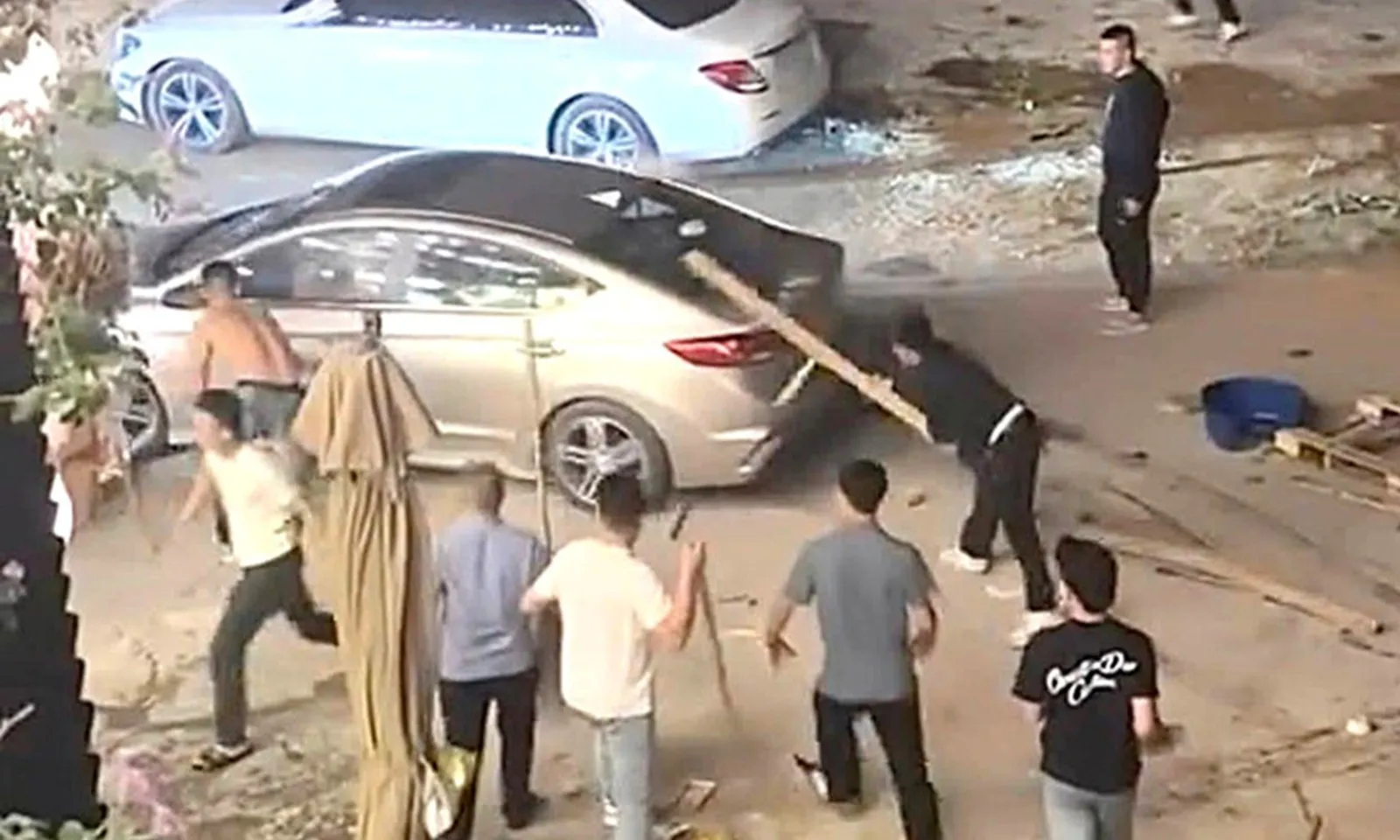 Tạm giữ hình sự 10 đối tượng trong vụ đập phá xe trước quán ốc tại Nghệ An