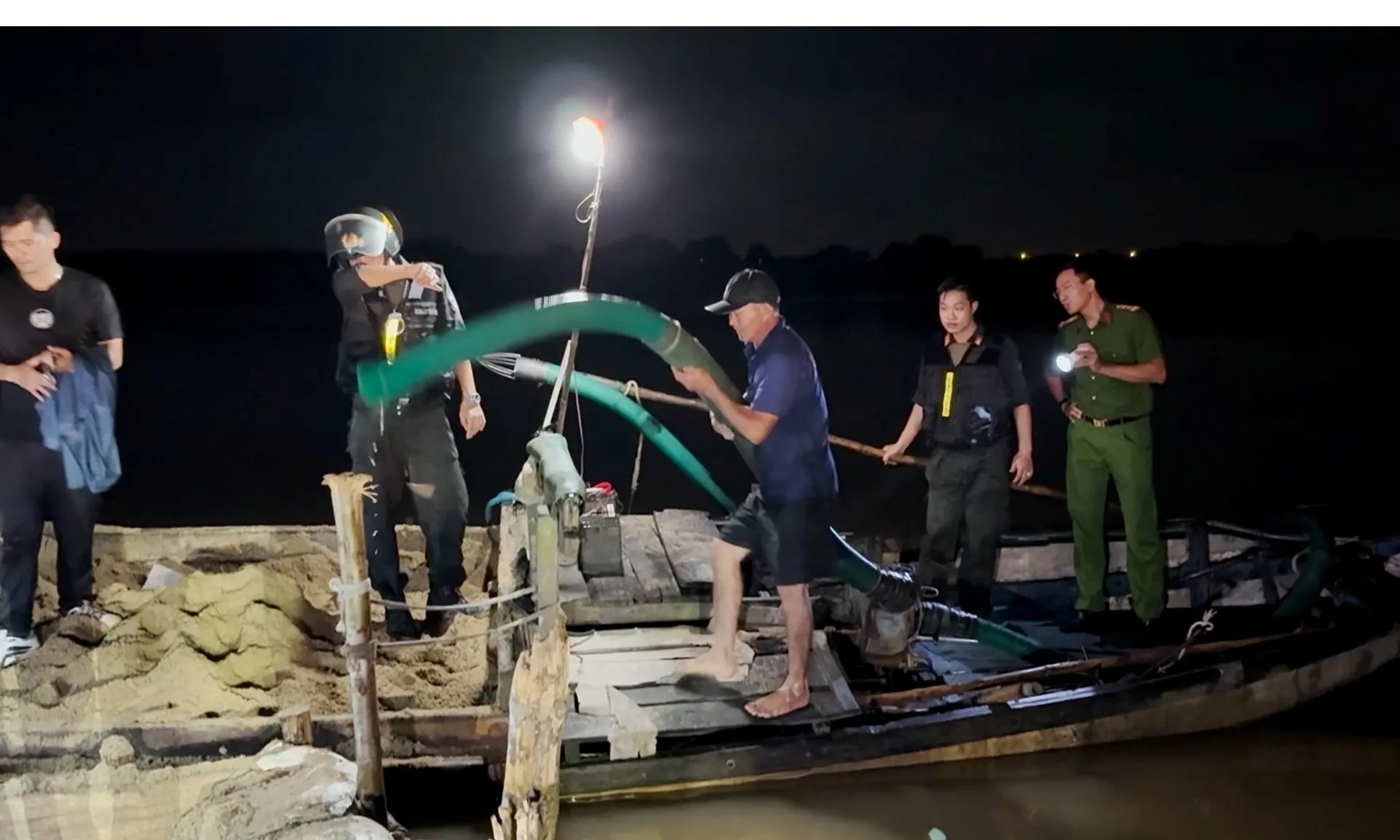 khai-thac-cat-121125