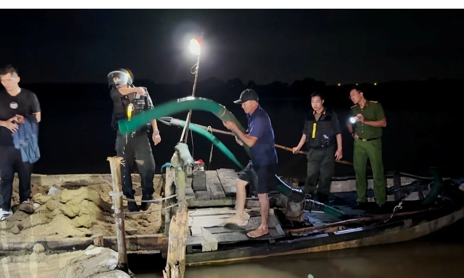 Triệt phá đường dây ‘cát tặc’ trên sông Trà Khúc, mỗi đêm khai thác 300 mét khối cát