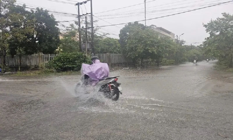 mưa bão ngập đường