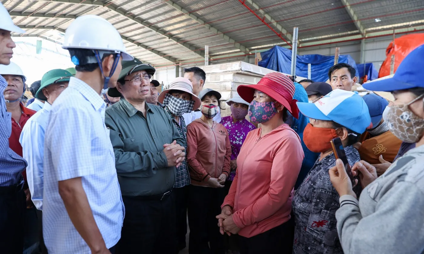 Thủ tướng: Hỗ trợ người dân, ai mất nhà thì xây nhà, nhà hỏng thì sửa chữa