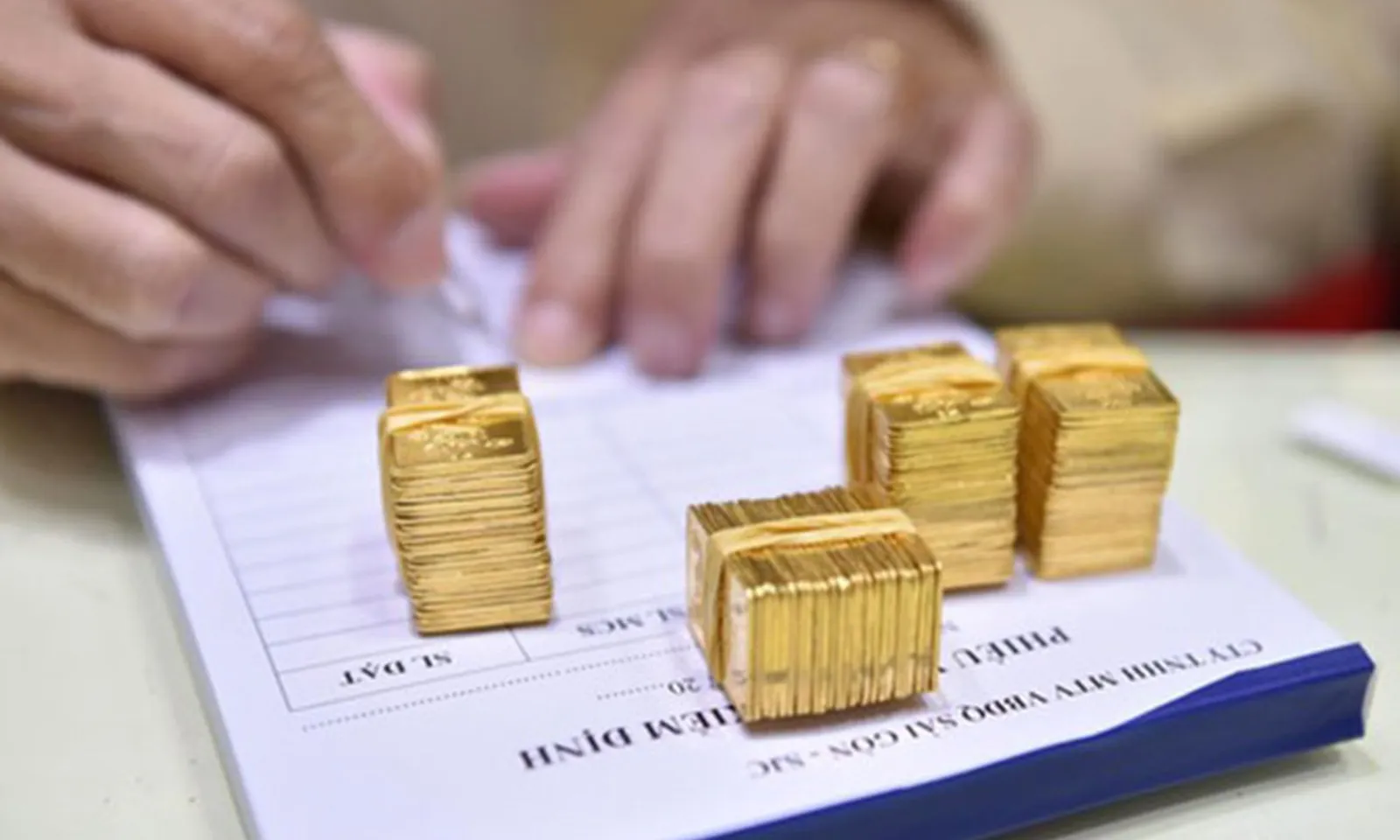 Bị công an giả thao túng tâm lý, nam thanh niên mang gần 30 cây vàng đi bán