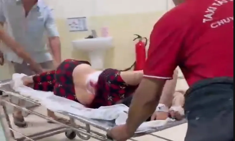 Mâu thuẫn đất đai, em chồng dùng dao đâm chị 68 tuổi