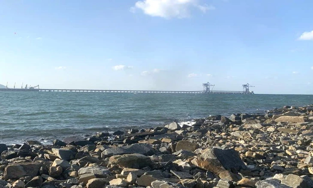 Công an Vũng Áng xác minh vụ thi thể nữ trôi vào bờ biển