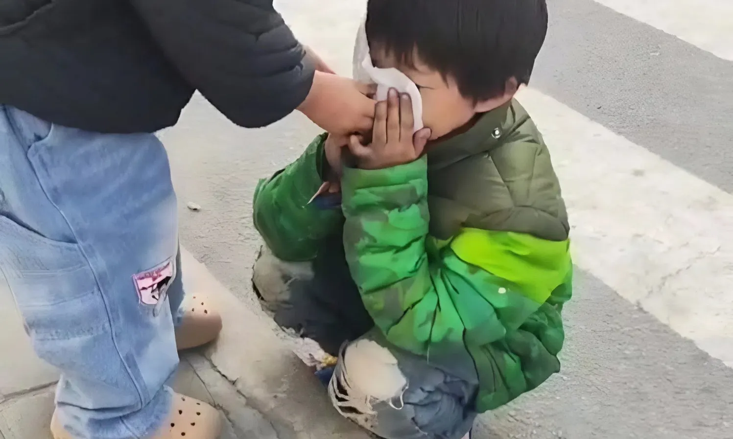 Bé gái 8 tuổi lang thang ngoài đường giữa mùa đông tìm được nơi bảo trợ