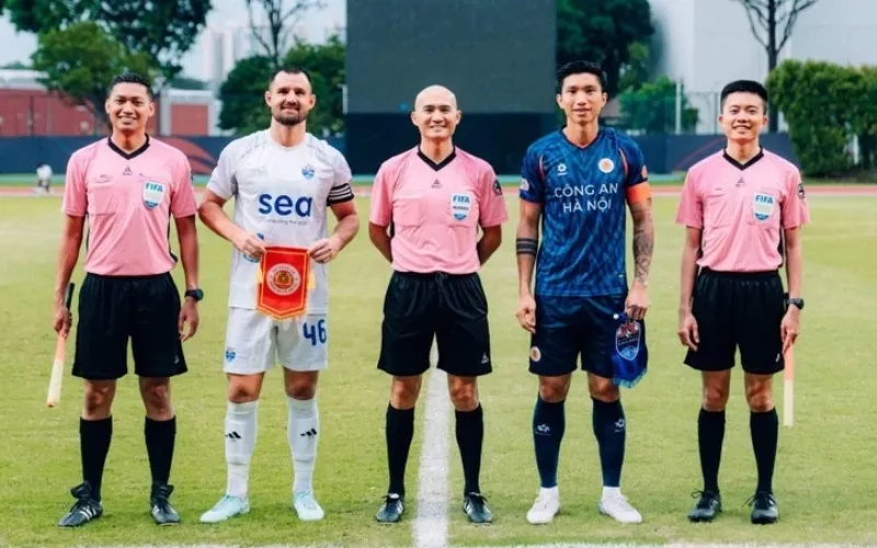 Văn Hậu mang băng đội trưởng CLB CAHN trong trận giao hữu hôm 14/11.