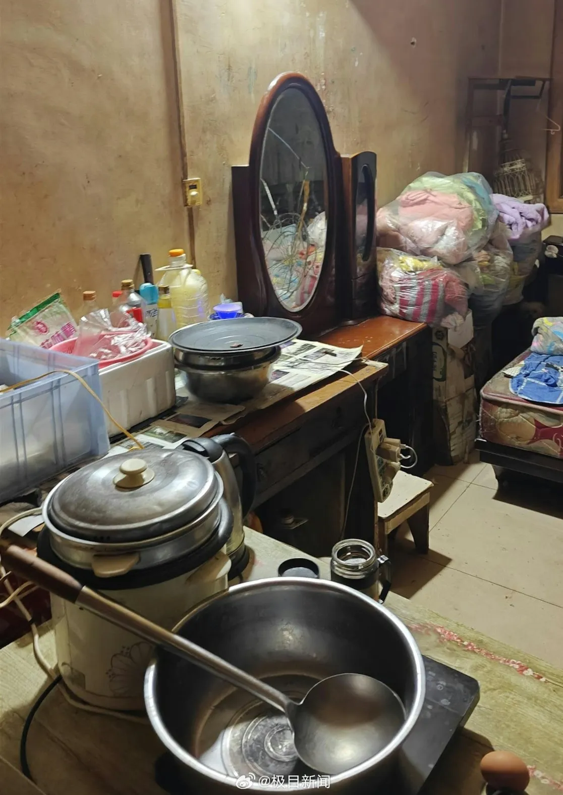 xot-xa-hinh-anh-be-gai-lom-khom-nhat-do-an-ben-duong-giua-gia-ret-2867