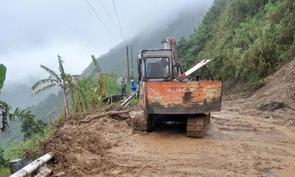 Quảng Ngãi: Đèo Vi Ô Lắc sạt lở, hàng trăm ôtô ách tắc hơn hai giờ