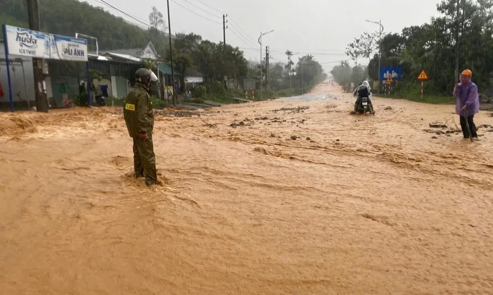 Mưa lớn gây ngập úng, sạt lở nhiều đoạn trên đường Hồ Chí Minh và Quốc lộ 40B