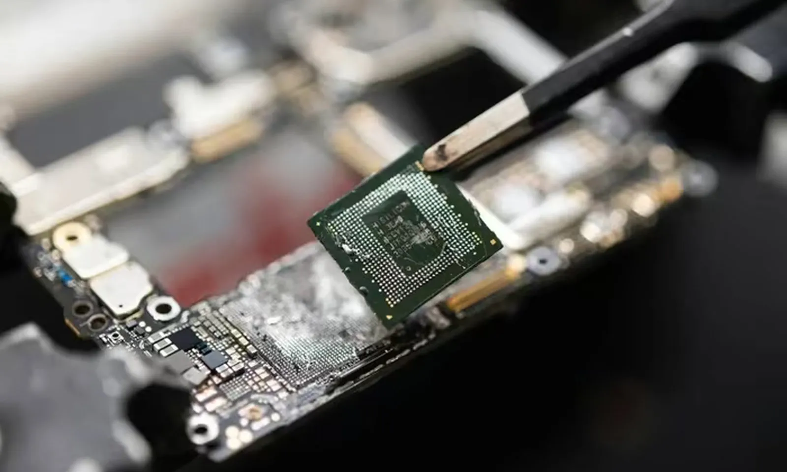 Cơn sốt chip nhớ lan rộng: doanh nghiệp điện thoại, ô tô lo thiếu hàng trong năm 2026