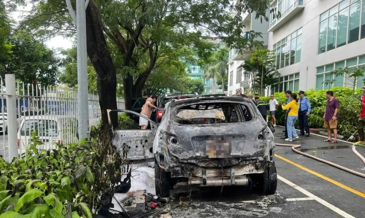 Cháy ô tô trong khuôn viên chung cư Thảo Điền, thiệt hại lớn về tài sản