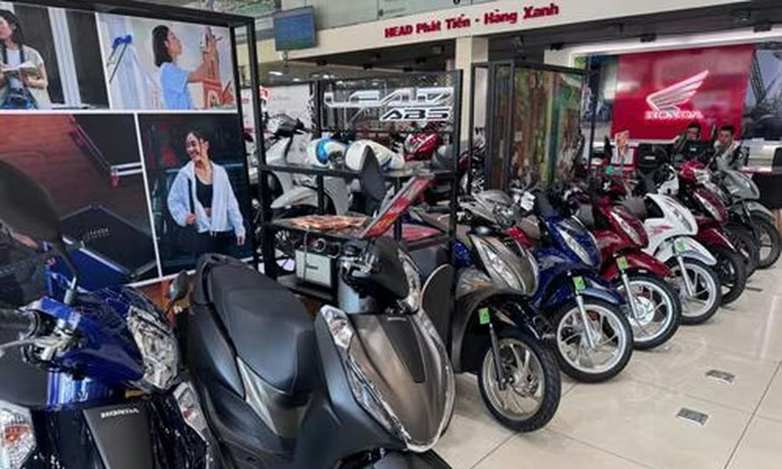 Giá xe máy biến động mạnh đầu mùa cao điểm: Honda tăng, nhiều hãng còn lại giảm sâu