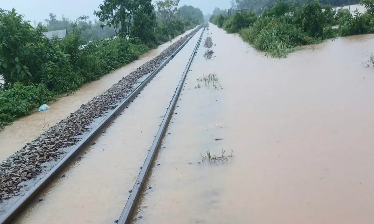Mưa lớn ngập đường sắt Bắc - Nam, nhiều tàu phải dừng chạy