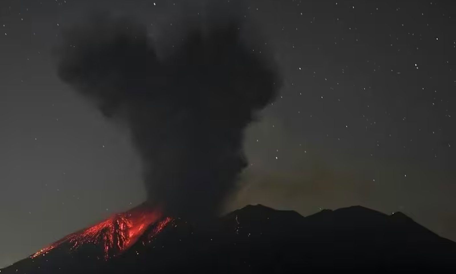 Núi lửa Sakurajima phun cột tro 4.400 m, Nhật Bản phát cảnh báo