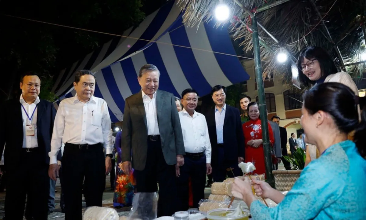 tong-bi-thu-va-chu-tich-quoc-hoi-du-ngay-hoi-dai-doan-ket-tai-phuong-ba-dinh-14