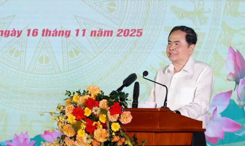 tong-bi-thu-va-chu-tich-quoc-hoi-du-ngay-hoi-dai-doan-ket-tai-phuong-ba-dinh-7