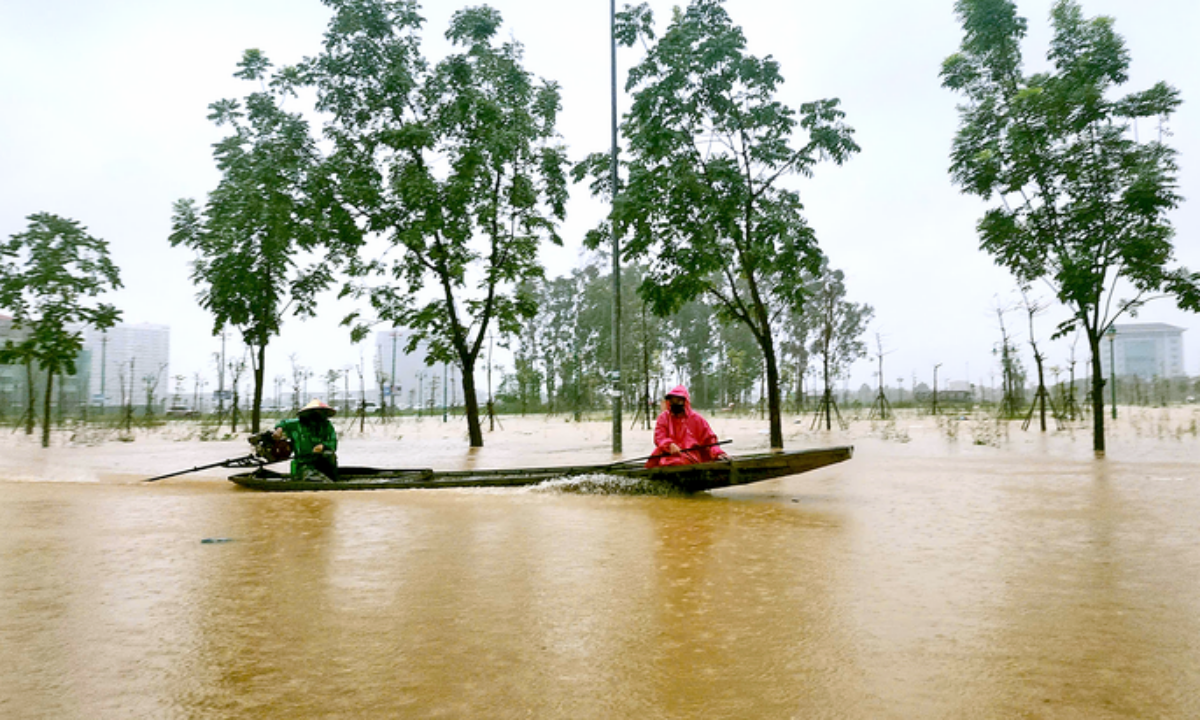 Huế chìm trong mưa lũ, nhiều tuyến đường bị ngập và sạt lở