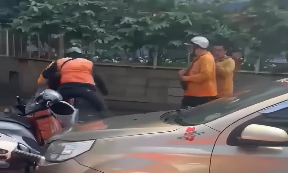 Mâu thuẫn “chạy nhiều đơn hơn”, nhóm shipper ẩu đả giữa phố