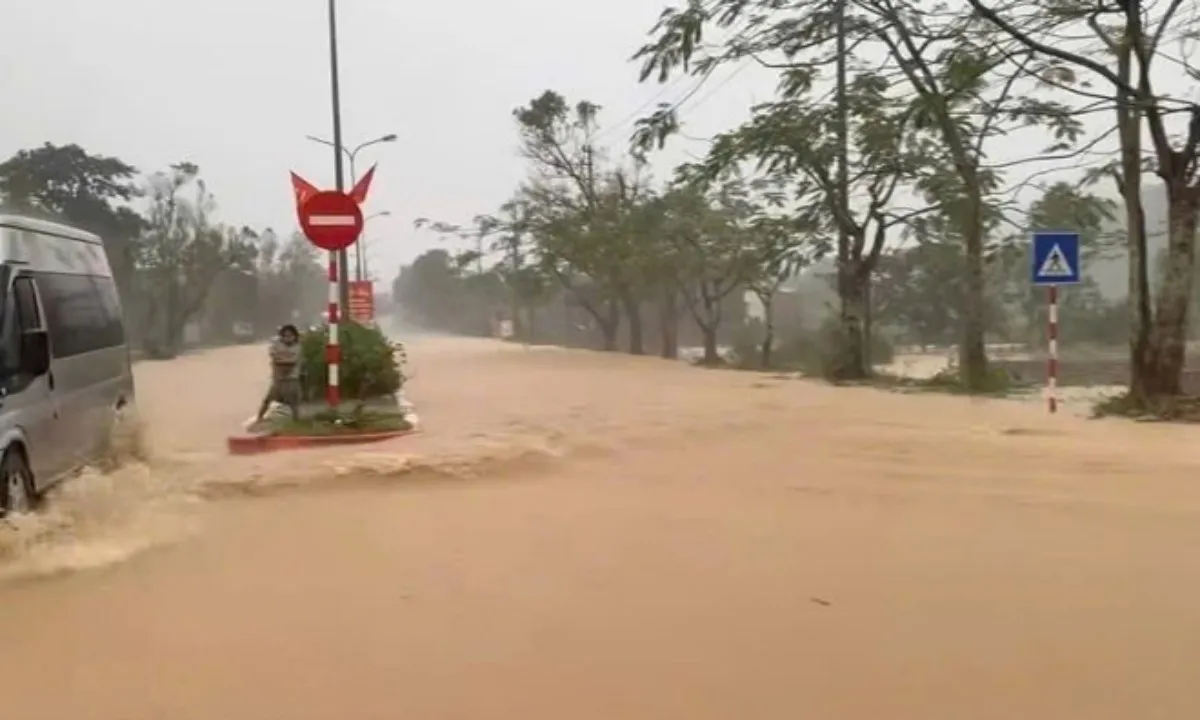 Huế cho học sinh nghỉ học và bật còi hú cảnh báo lũ dâng cao