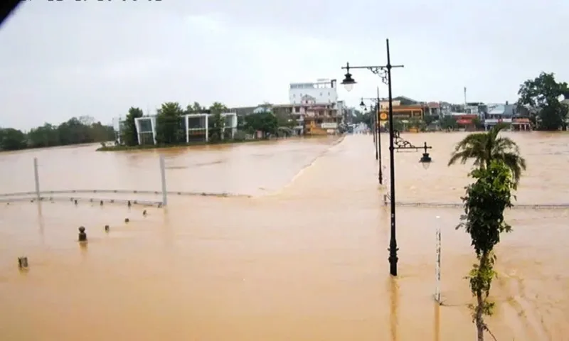 nước sông hương mưa lũ