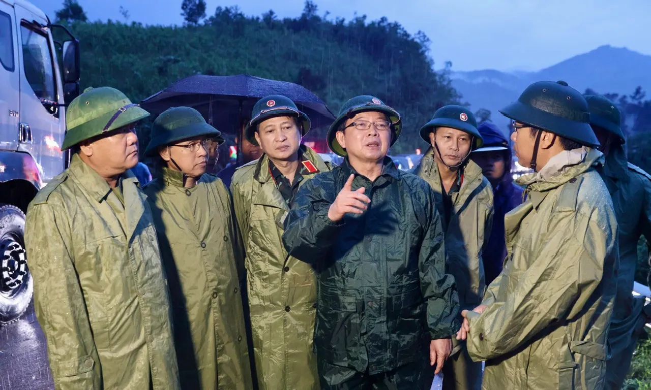 Phó Thủ tướng Hồ Quốc Dũng chỉ đạo khắc phục sạt lở tại đèo Khánh Lê