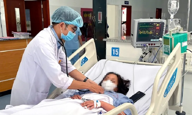 Cứu kịp thời cô gái 19 tuổi sốt xuất huyết nặng, tái sốc 3 lần chỉ trong 24 giờ