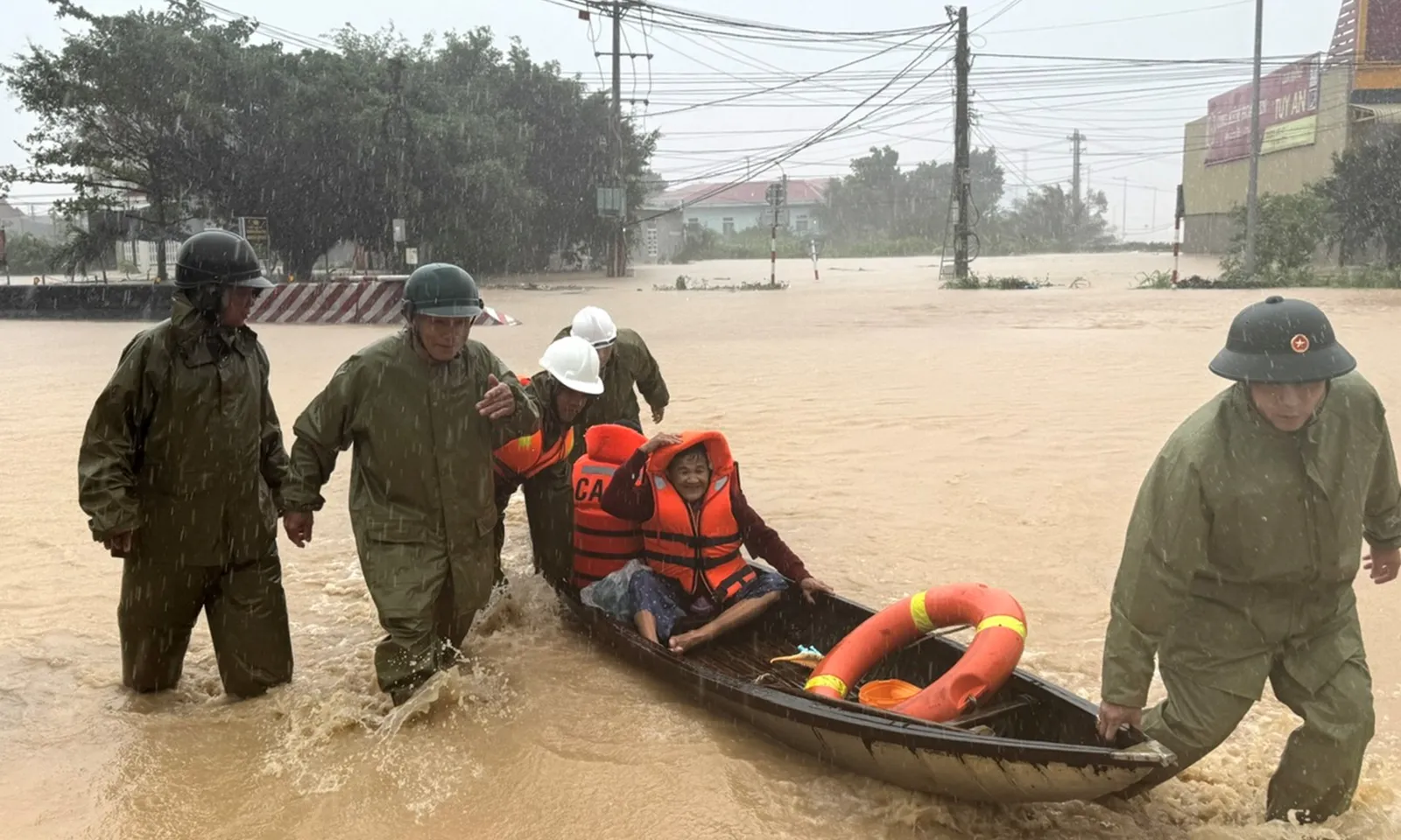 Tập trung di dời dân, huy động tổng lực khắc phục chia cắt giao thông tại Đắk Lắk