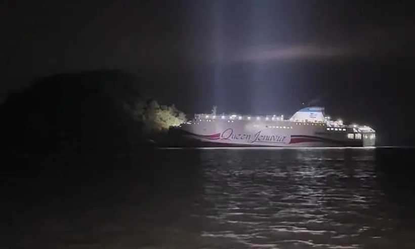 Hàn Quốc: Phà chở hơn 200 người mắc cạn, khẩn trương cứu hộ trong đêm