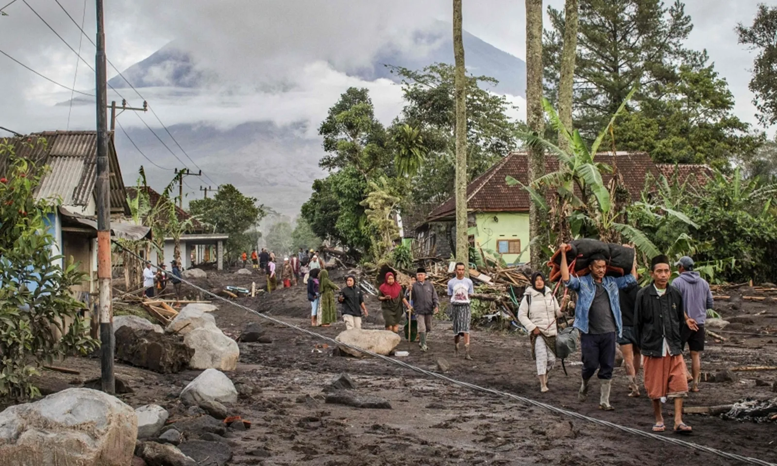 Gần 900 người Indonesia phải đi trú ẩn do núi lửa phun trào