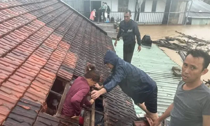 Thủ tướng yêu cầu huy động tổng lực ứng phó mưa lũ đặc biệt lớn tại Trung Bộ