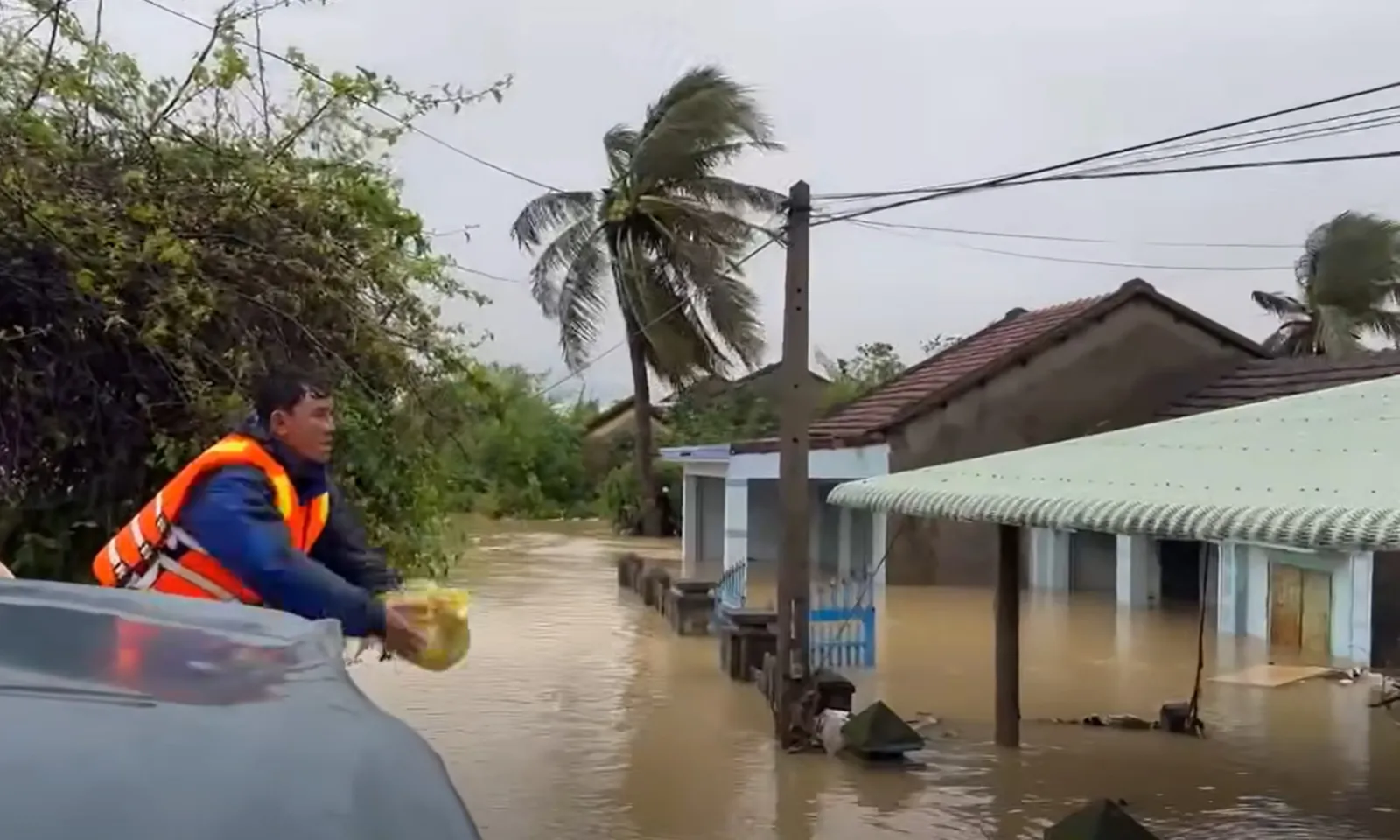 Công an tỉnh Đồng Nai chi viện Đắk Lắk, hỗ trợ hàng trăm người dân vượt lũ an toàn