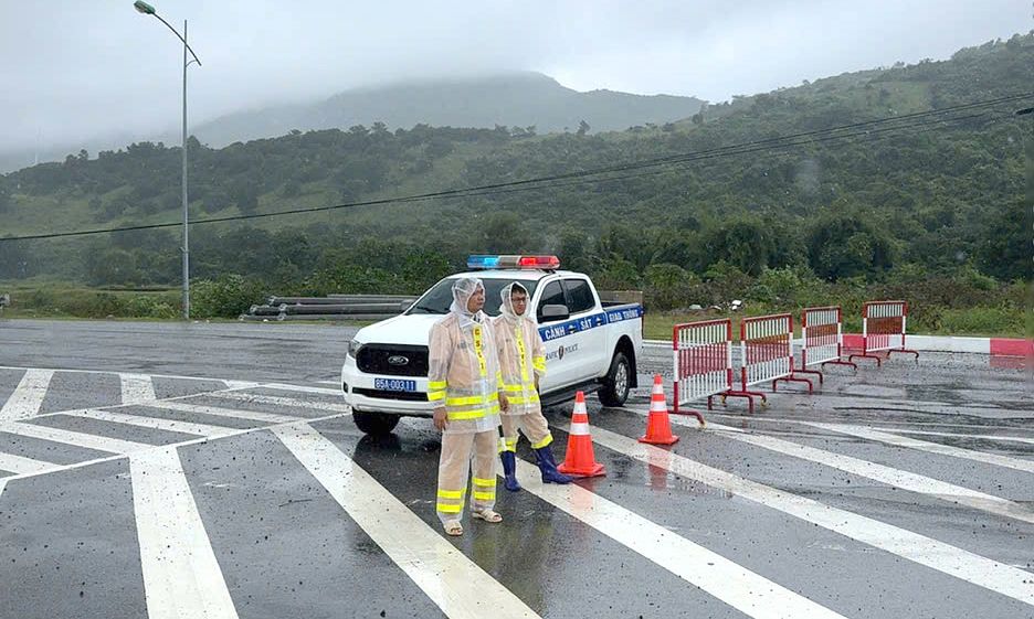 Khánh Hòa: Tạm dừng xe đi hướng Bắc, giảm tải ùn tắc do sạt lở đèo Cổ Mã - đèo Cả
