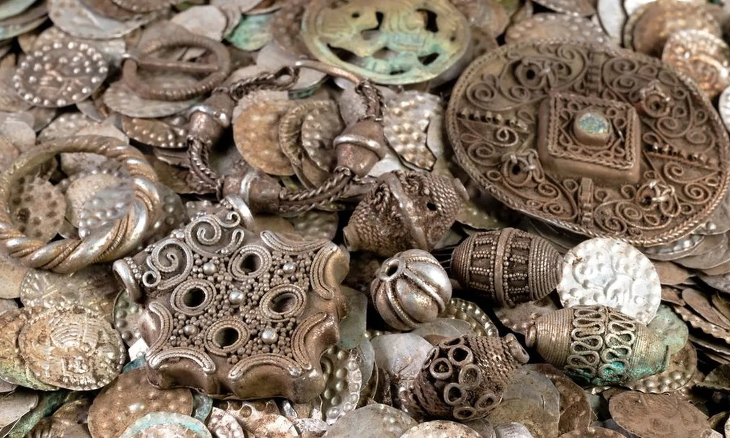 Đào giun gặp kho bạc 6kg từ thế kỷ 12