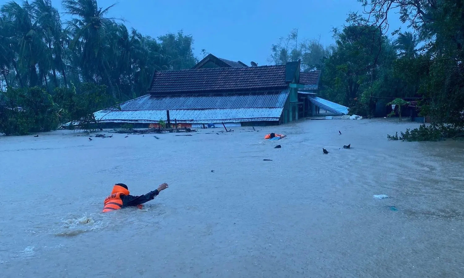Nhiều sông miền Trung duy trì mức lũ cao - Khánh Hòa, Đắk Lắk, Gia Lai tiếp tục ngập