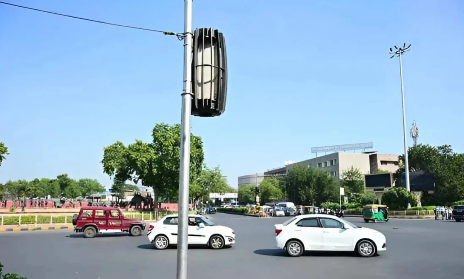 Ấn Độ dựng trụ lọc không khí giữa phố để đối phó ô nhiễm nặng