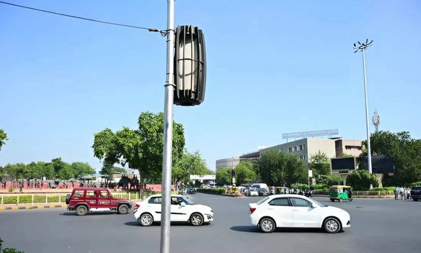 Ấn Độ dựng trụ lọc không khí giữa phố để đối phó ô nhiễm nặng