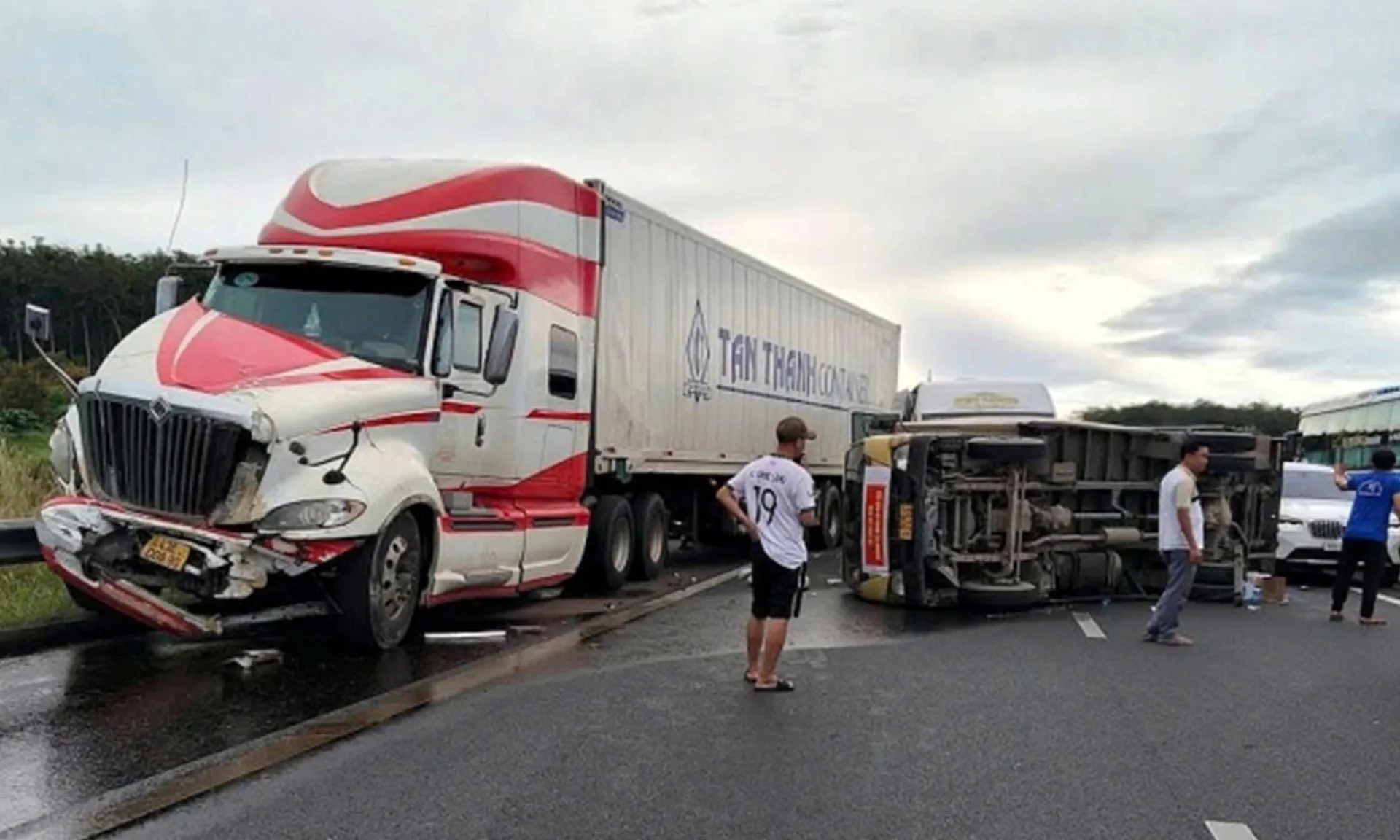 Nhiều xe cứu trợ miền Trung va chạm trên cao tốc Phan Thiết – Dầu Giây