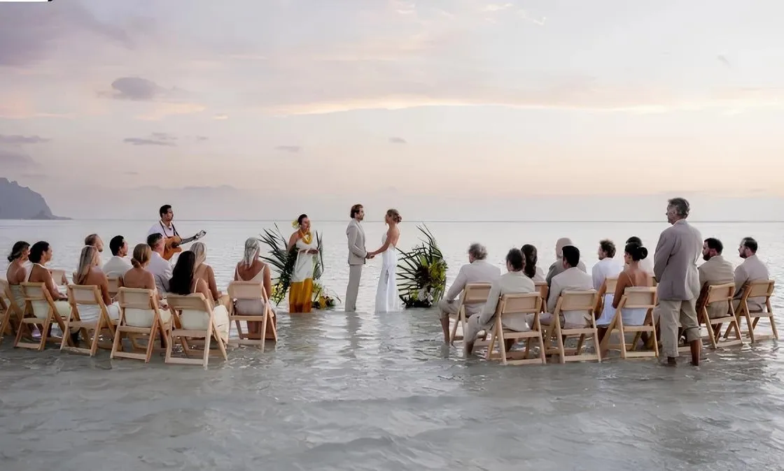 Đám cưới độc đáo giữa biển lúc bình minh gây sốt mạng xã hội
