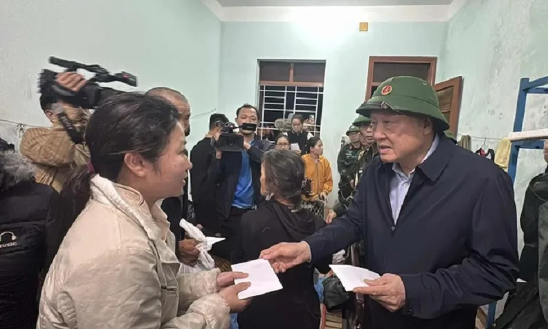 Phó Thủ tướng Nguyễn Hòa Bình trực tiếp xuống vùng lũ Đông Hòa (Đắk Lắk) chỉ đạo cứu hộ