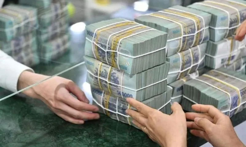 Thanh khoản thu hẹp, ngân hàng tăng lãi suất huy động cuối năm