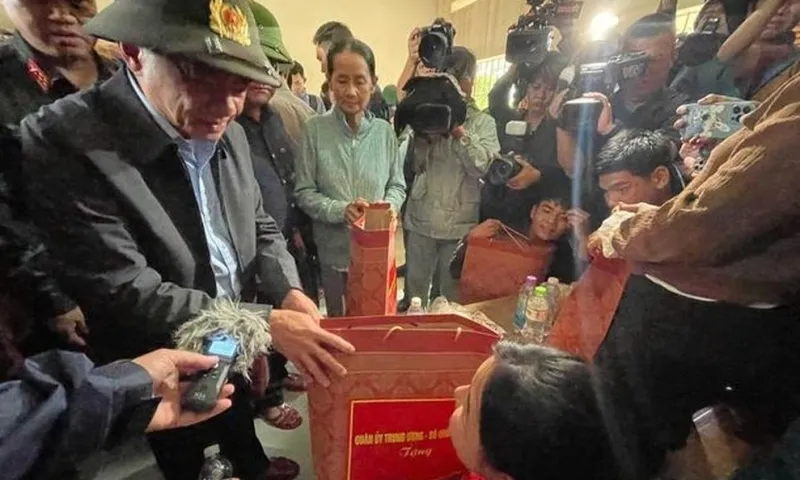 Thường trực Ban Bí thư đến vùng lũ Khánh Hòa