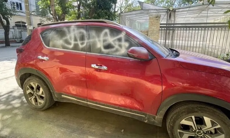 Truy tìm người xịt sơn lên 3 xe ô tô đậu trong hẻm