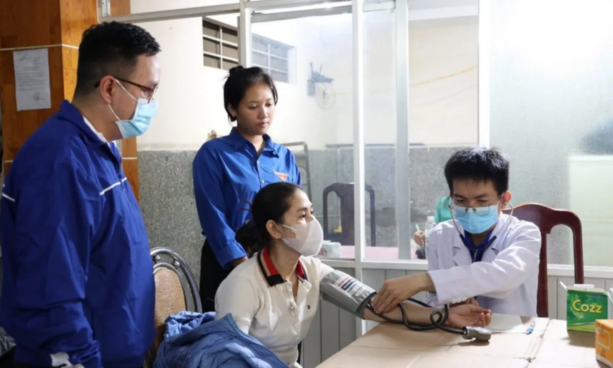 TPHCM: 50 y bác sĩ, 10.000 “túi thuốc gia đình” tiếp sức vùng lũ Khánh Hòa