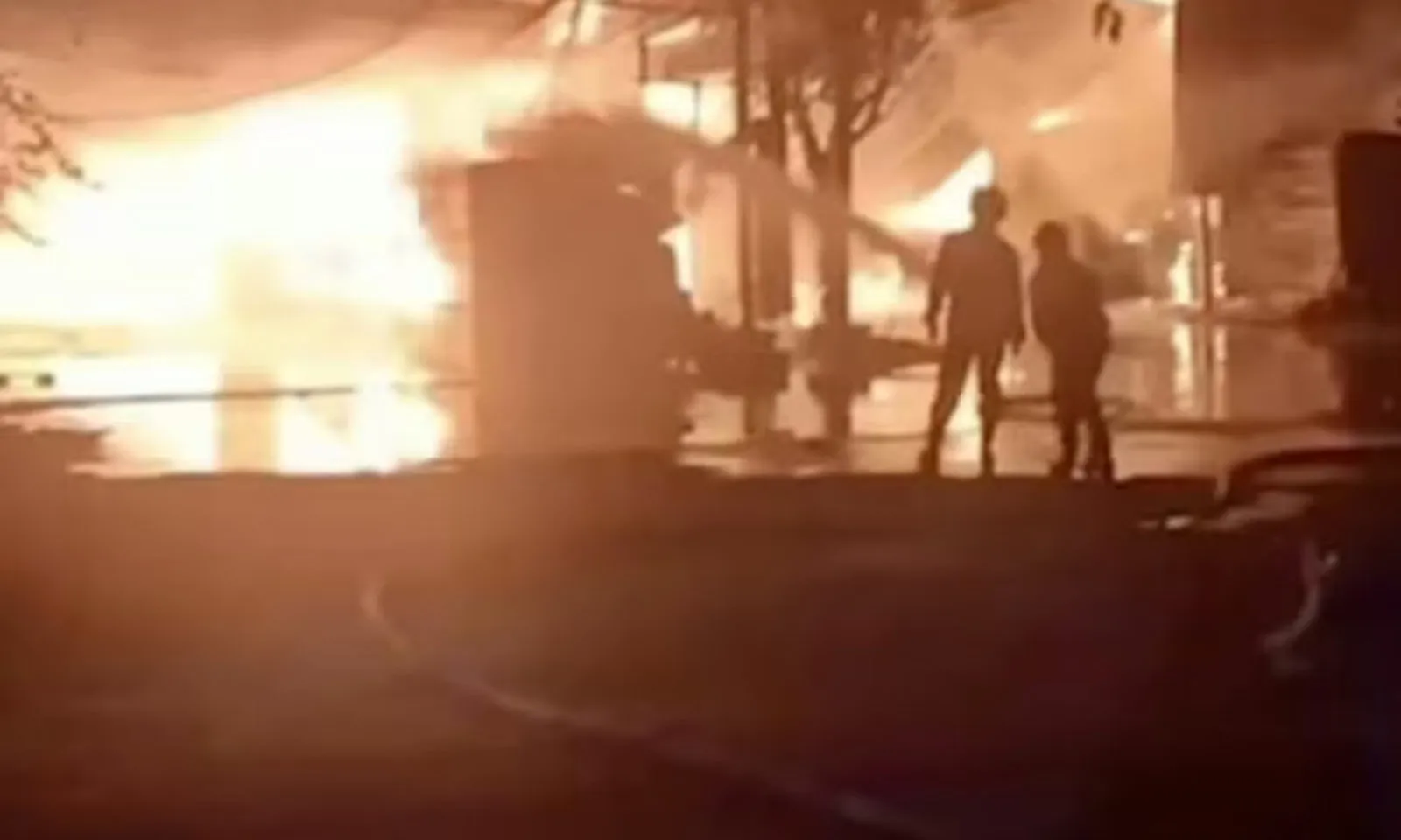 Dập tắt hai vụ cháy nhà xưởng rạng sáng tại TPHCM