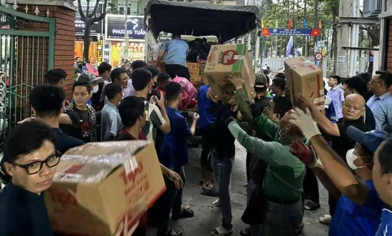 TPHCM gửi hơn 40 tấn hàng thiết yếu hỗ trợ Đắk Lắk trong đêm